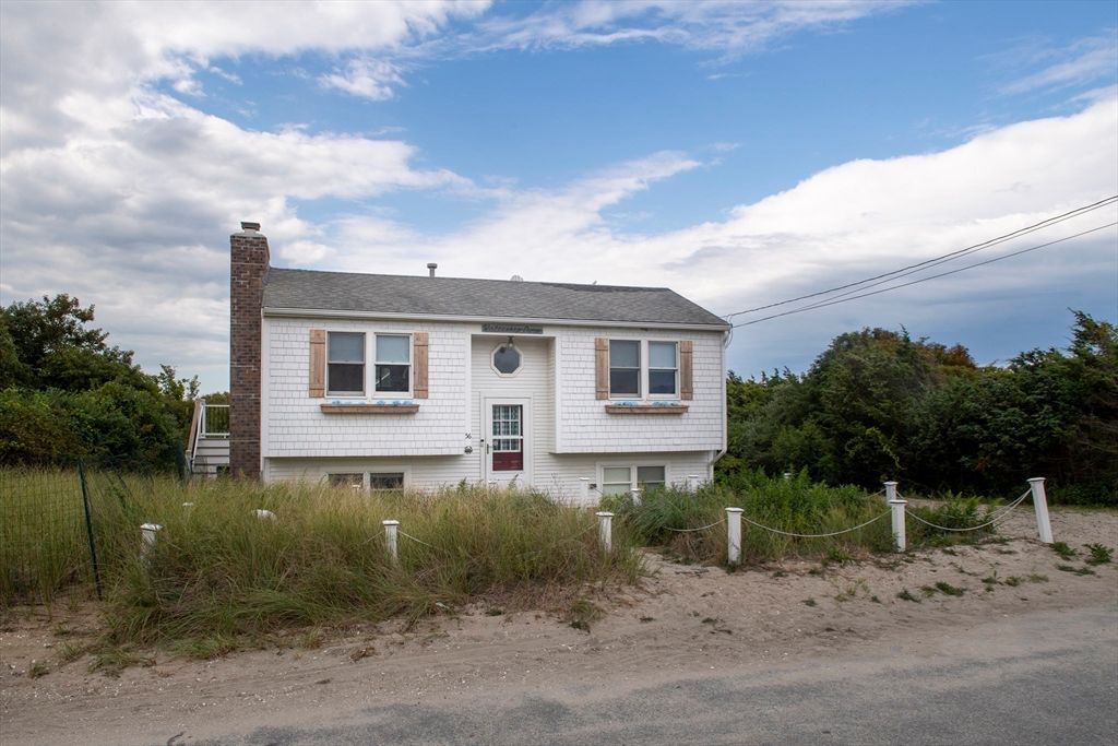 Backyard, Exterior, Facade, Raised Ranch