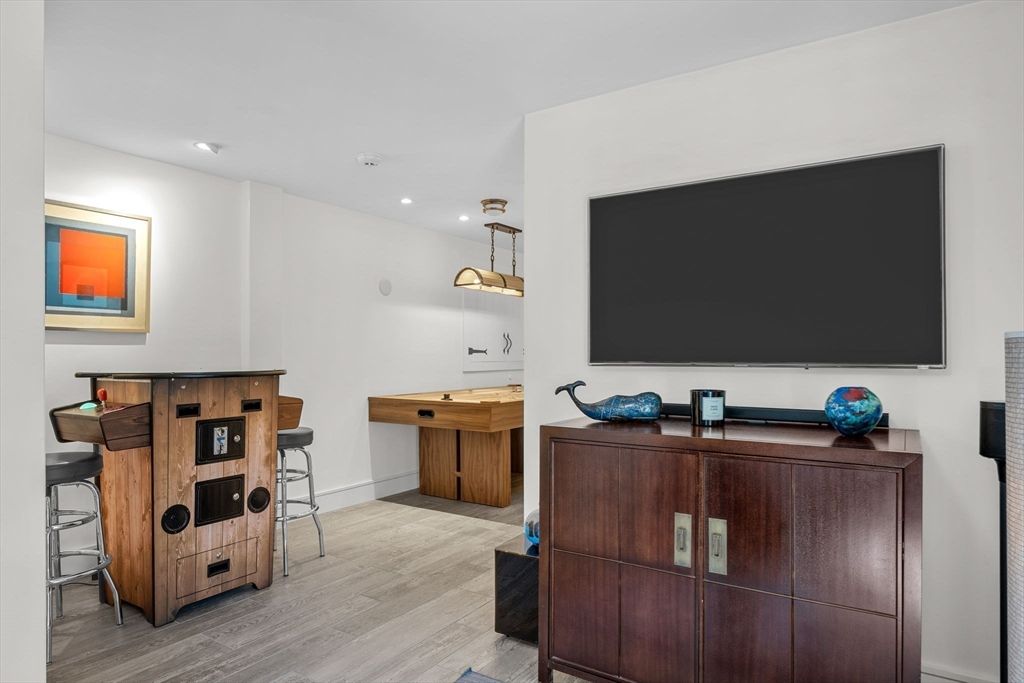 Interior, Recessed Lighting, Wood Texture Flooring