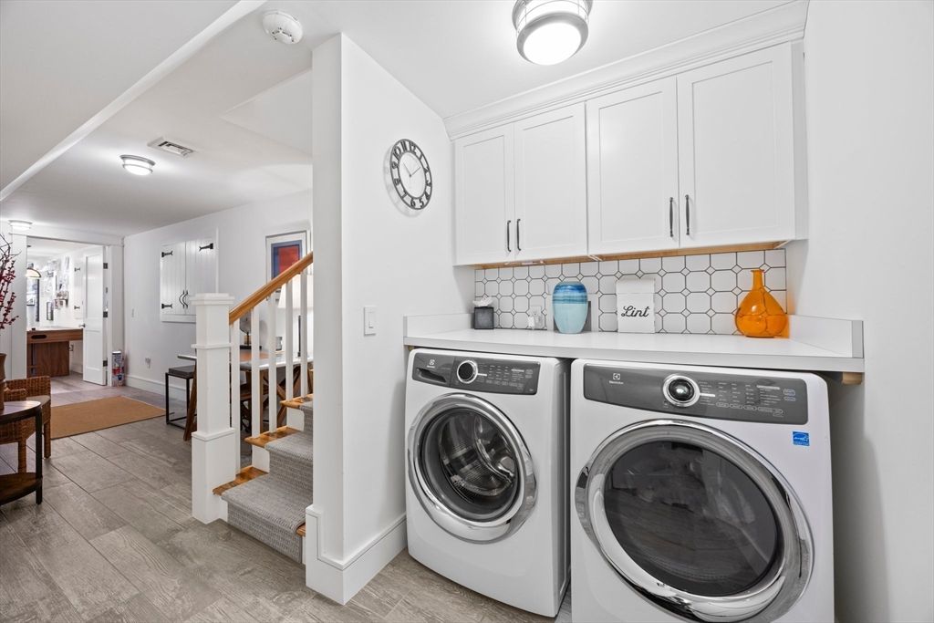 Interior, Washer, Wood Texture Flooring