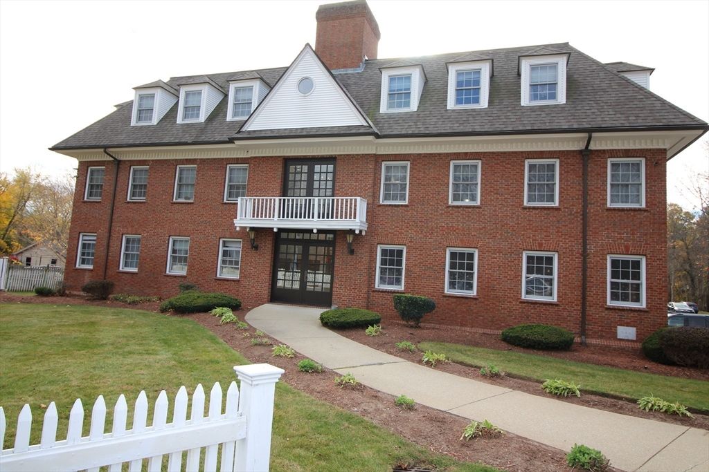 Exterior, Facade, Brick Facade, Georgian