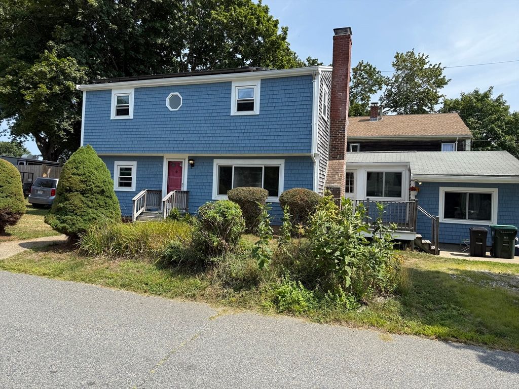 Exterior, Facade, Split Level