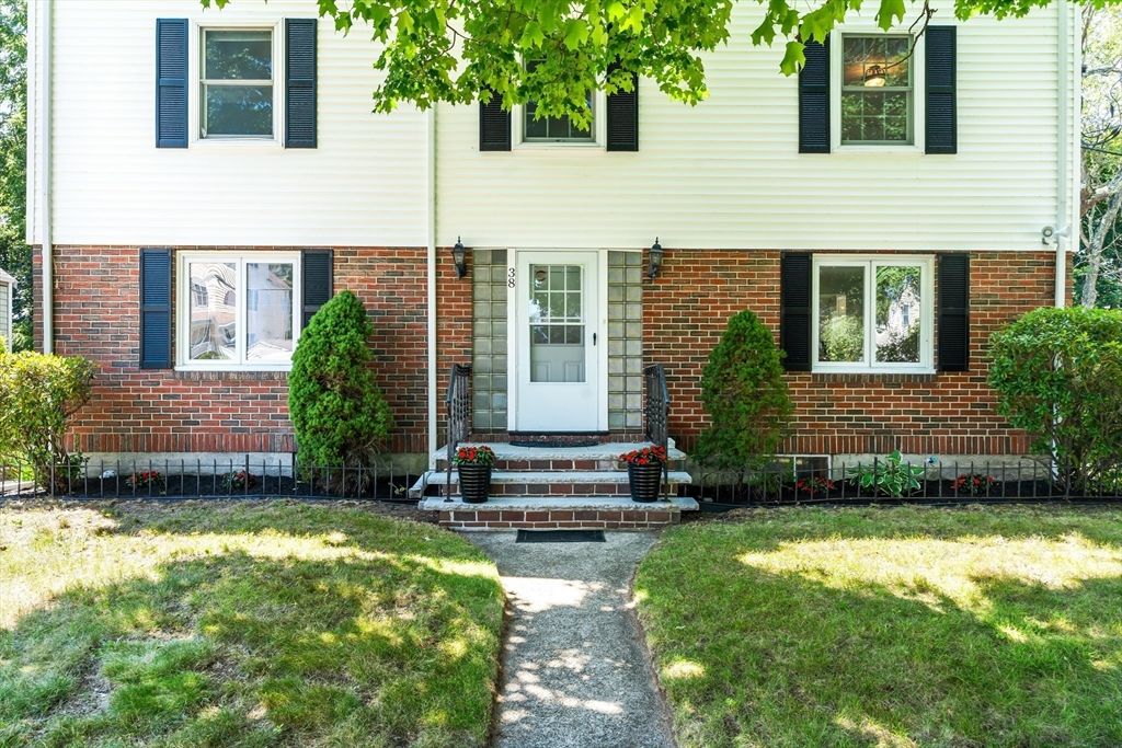 Exterior, Facade, Brick Facade, Raised Ranch