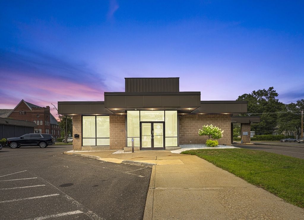 Exterior, Facade, Modern