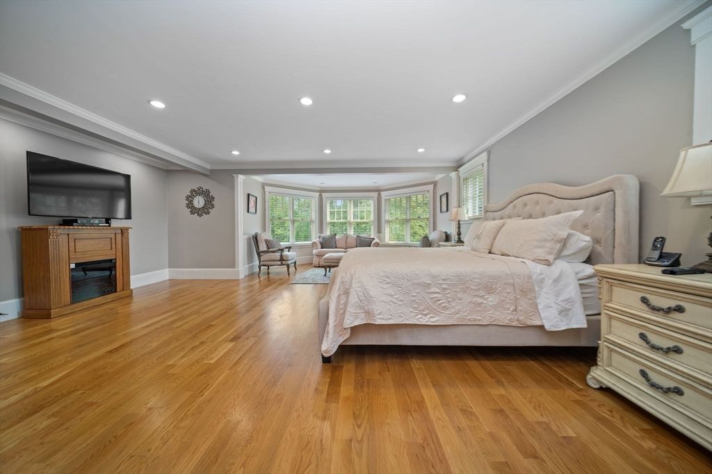 Bedroom, Dining room, Interior, Recessed Lighting, Wood Texture Flooring