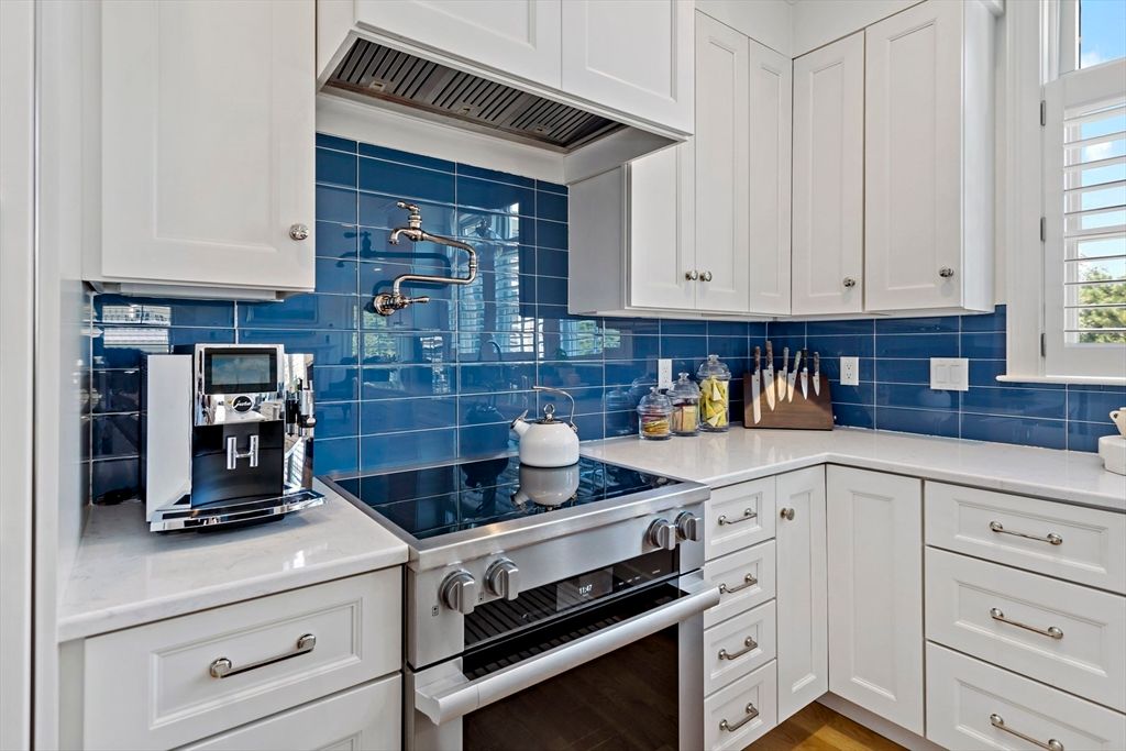 Interior, Kitchen, Stainless Steel Appliances, Washer, Wood Texture Flooring