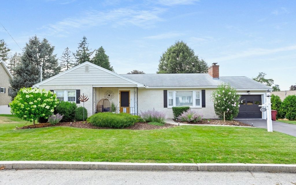 Attached, Exterior, Facade, Ranch