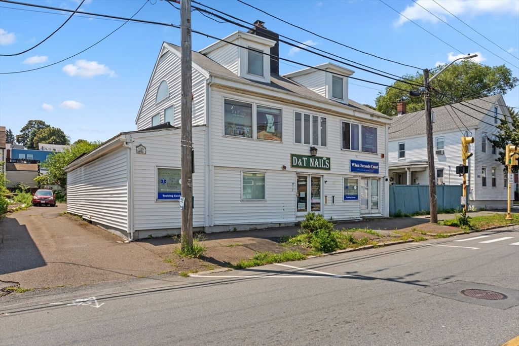 Exterior, Facade, Rowhouse