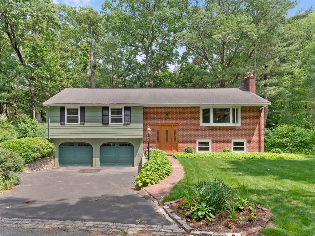 Attached, Exterior, Facade, Brick Facade, Raised Ranch