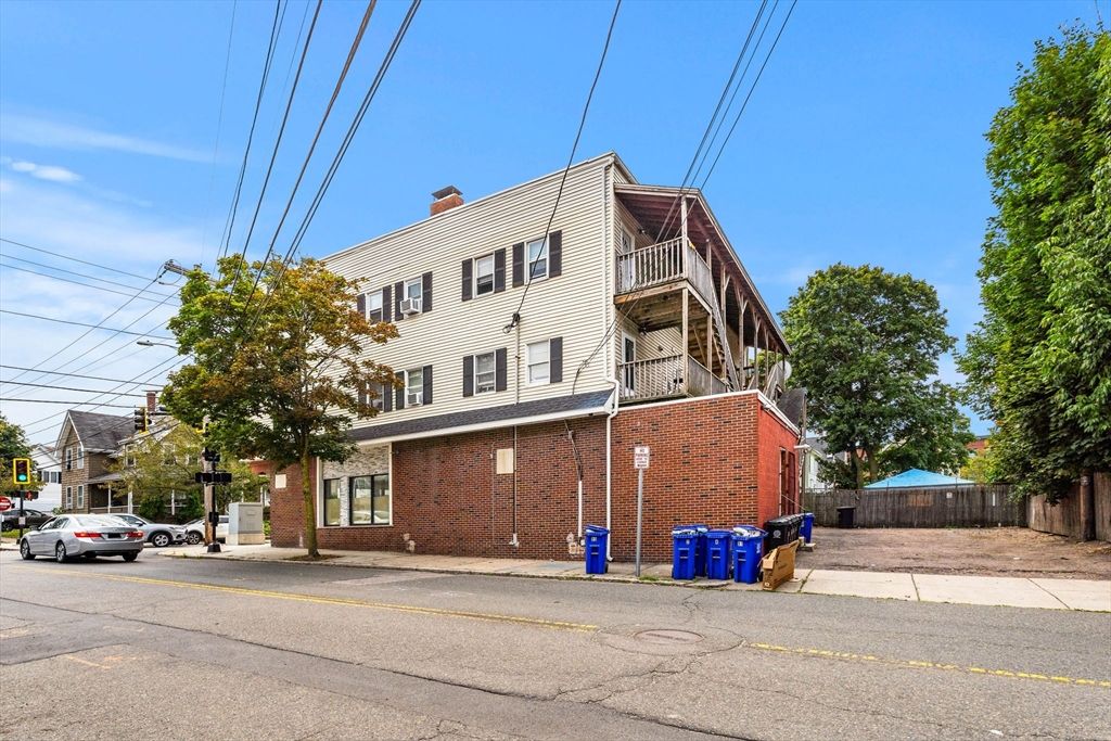 Exterior, Facade, Brick Facade, Rowhouse