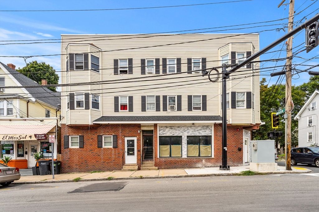 Exterior, Facade, Brick Facade, Rowhouse
