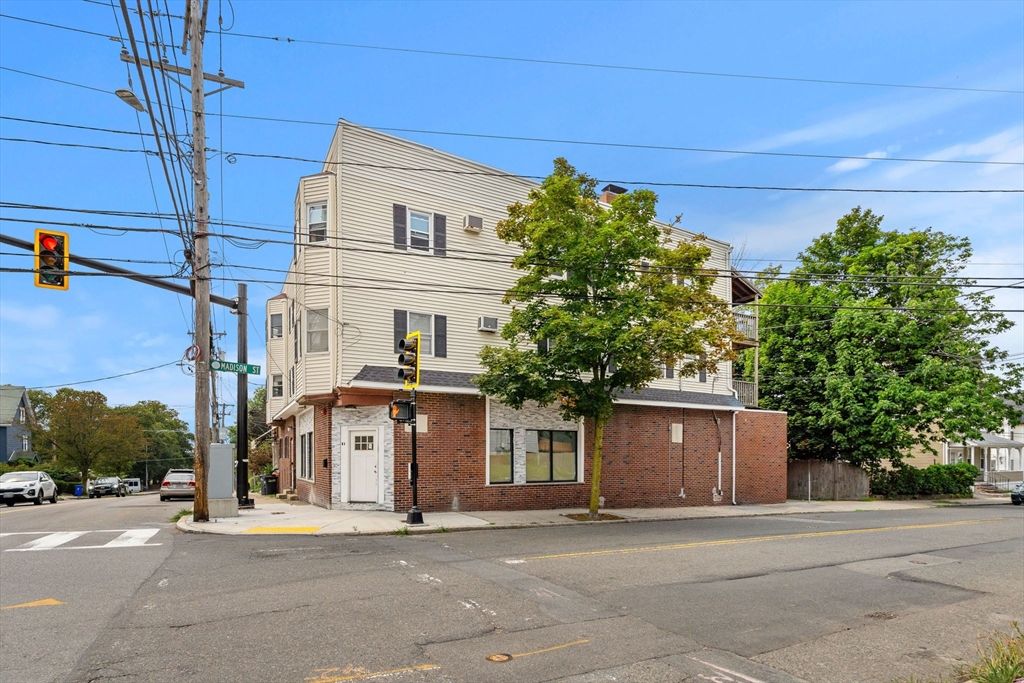 Exterior, Facade, Brick Facade, Rowhouse