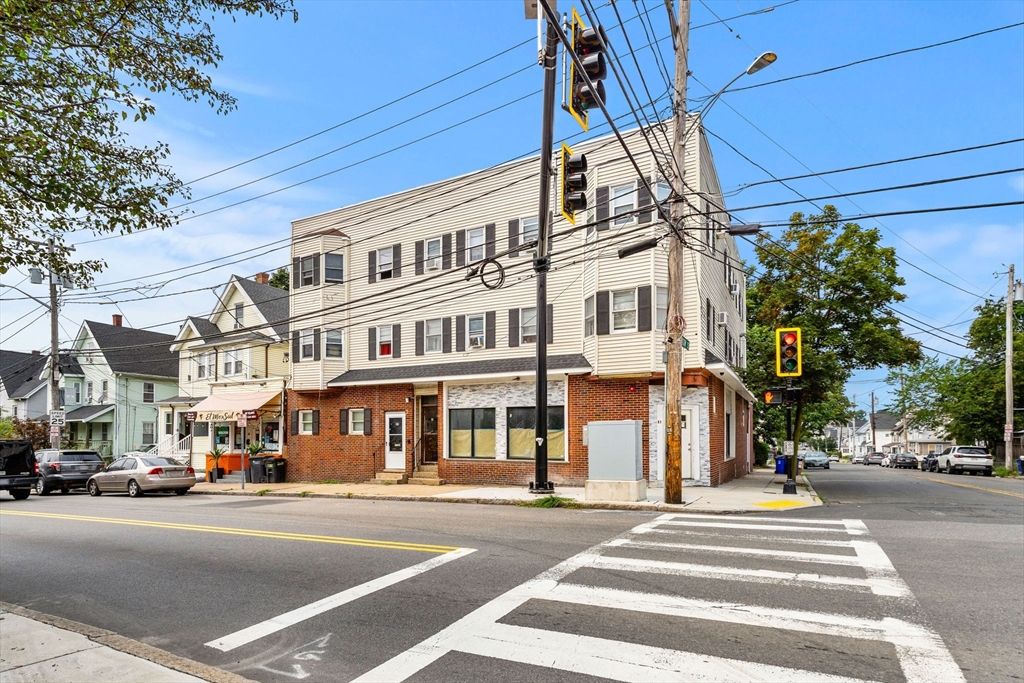 Exterior, Facade, Brick Facade, Rowhouse