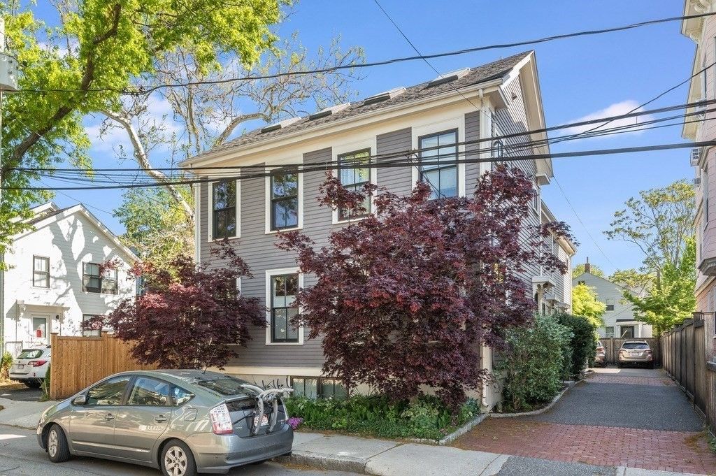 Exterior, Facade, Rowhouse