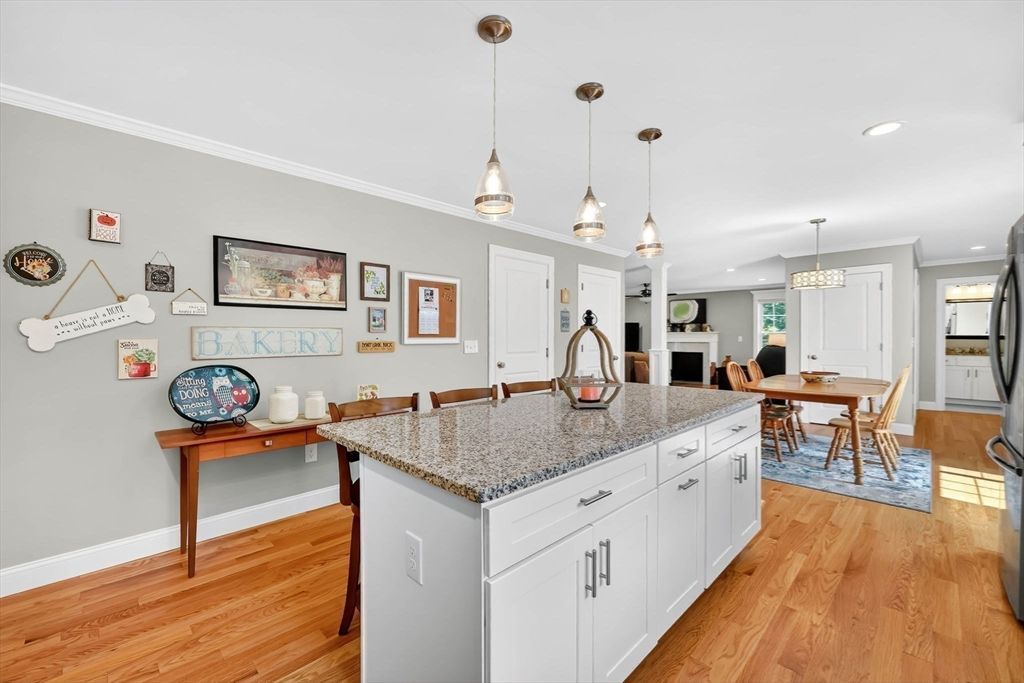 Chandelier, Dining room, Interior, Kitchen, Pendant Lights, Recessed Lighting, Wood Texture Flooring