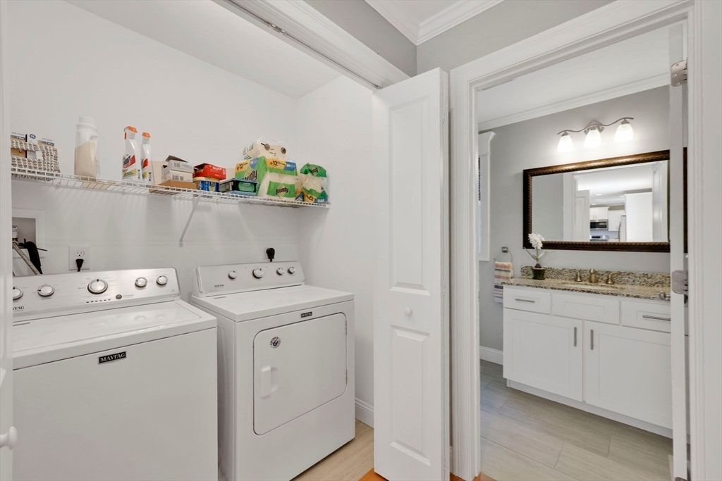 Interior, Utility Closets, Washer, Wood Texture Flooring