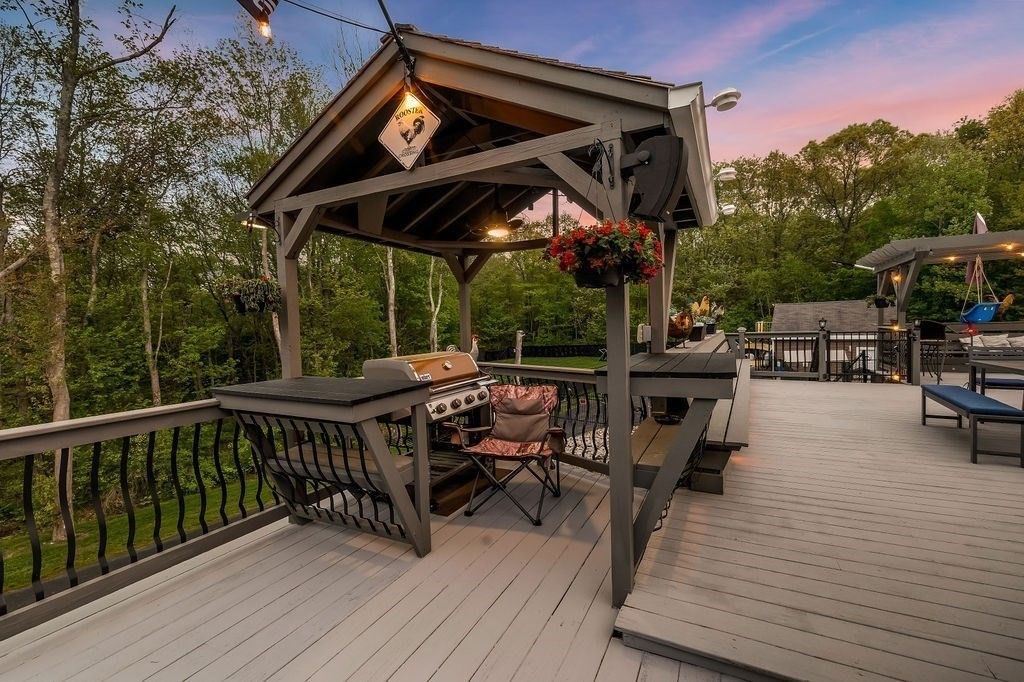 Exterior, Outdoor Kitchen