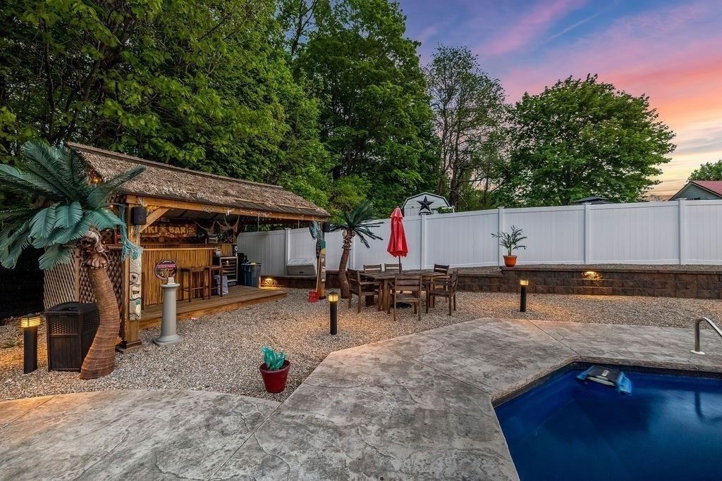 Exterior, Outdoor Kitchen, Pool