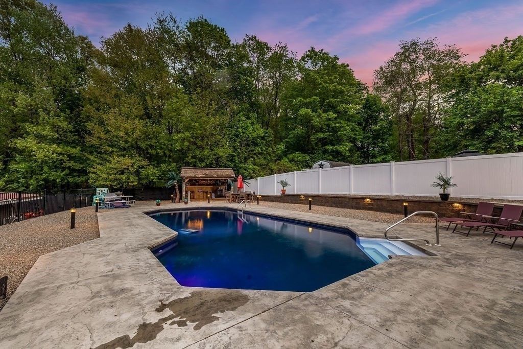 Exterior, Pool