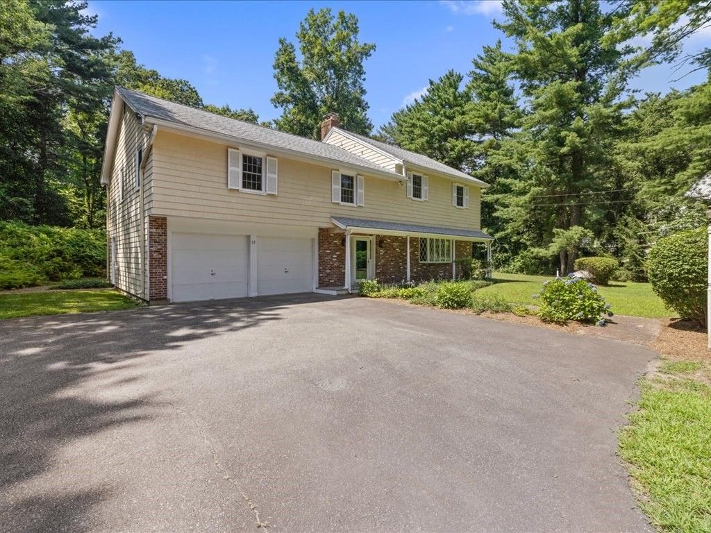 Attached, Exterior, Facade, Brick Facade, Raised Ranch