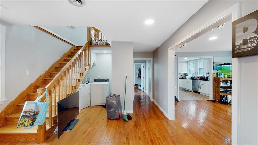 Interior, Recessed Lighting, Washer, Wood Texture Flooring