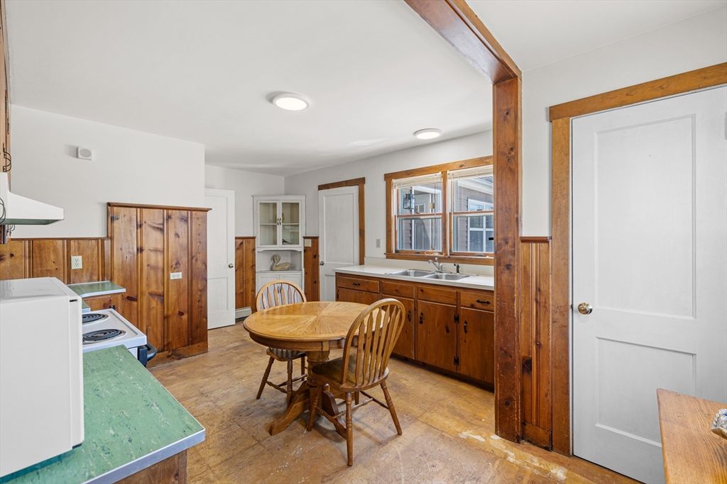 Dining room, Interior, Kitchen, Recessed Lighting, Wood Texture Flooring