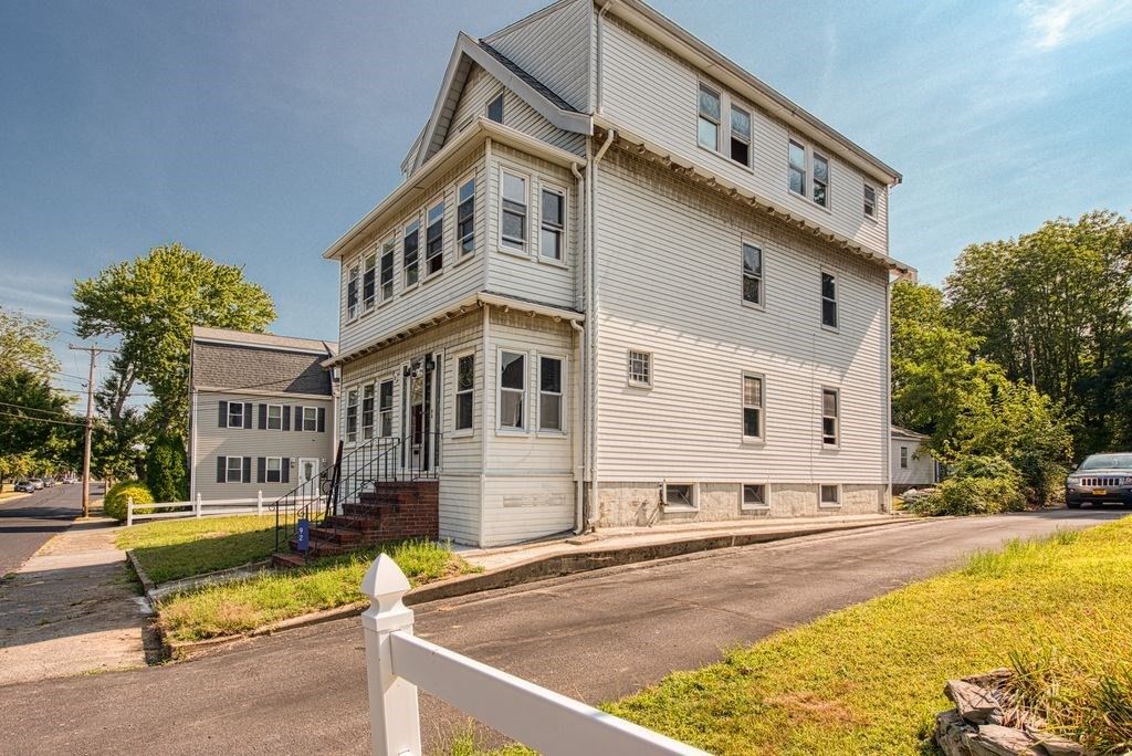 Attached, Exterior, Facade, Queen Anne Victorian