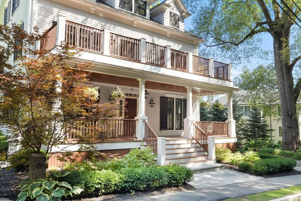 Exterior, Facade, American Foursquare