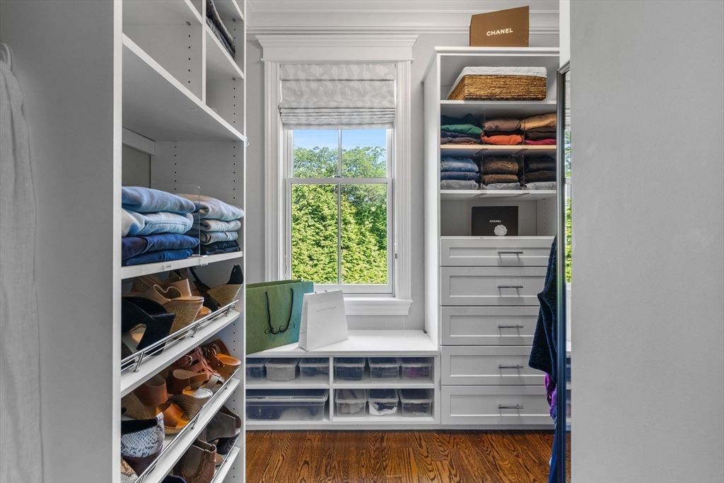 Interior, Walk-in Closets, Wood Texture Flooring