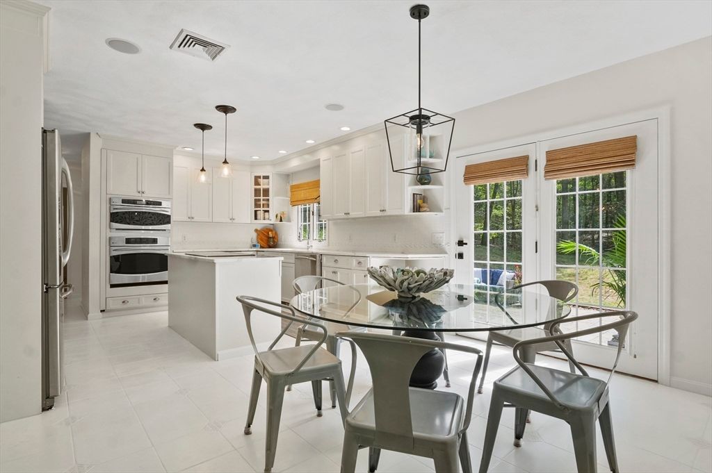 Dining room, Interior, Kitchen, Pendant Lights, Recessed Lighting, Stainless Steel Appliances