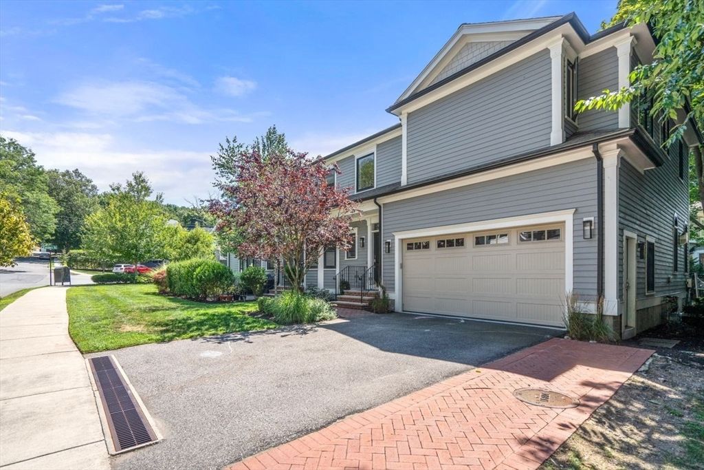 Attached, Exterior, Facade, American Craftsman