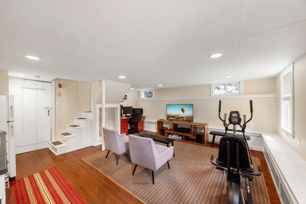 Fitness Equipment, Interior, Living room, Recessed Lighting, Wood Texture Flooring