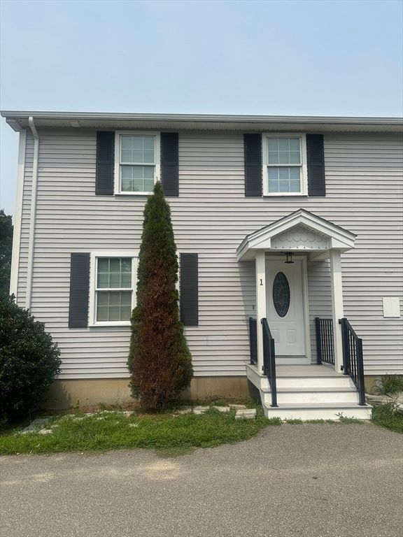 Exterior, Facade, Raised Ranch