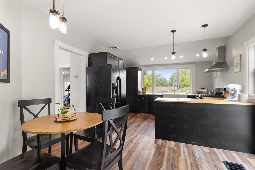 Dining room, Interior, Kitchen, Pendant Lights, Recessed Lighting, Wood Texture Flooring