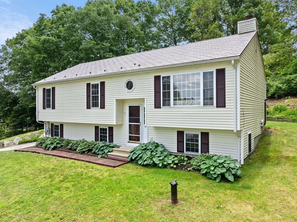 Backyard, Exterior, Facade, Raised Ranch