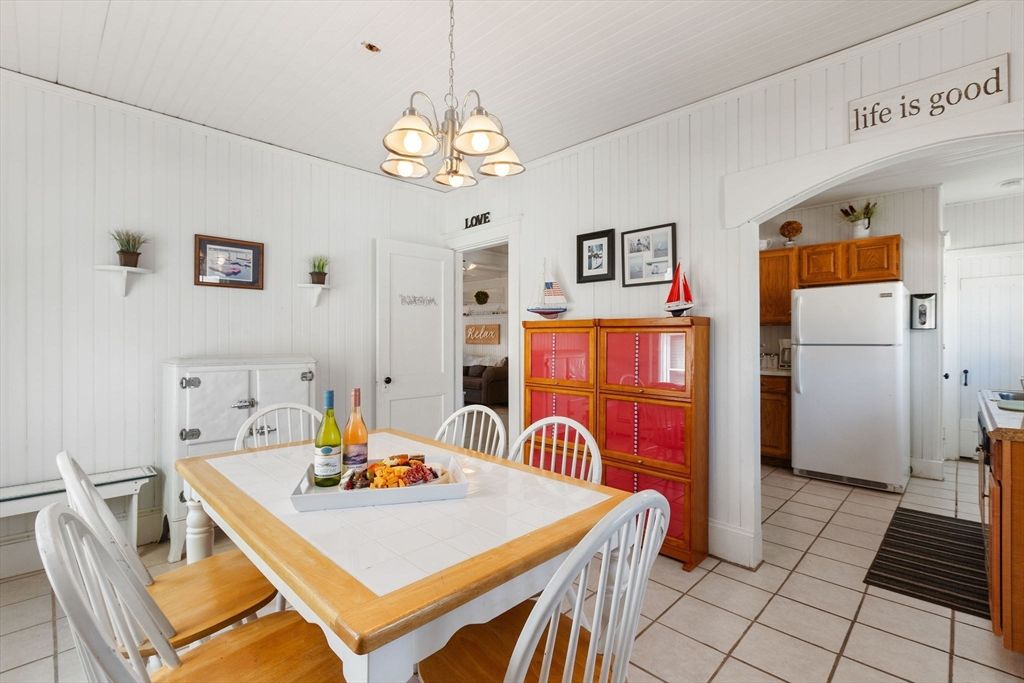 Chandelier, Dining room, Interior, Kitchen