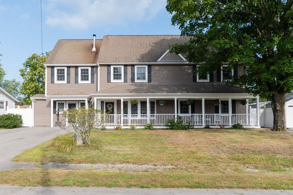 Attached, Exterior, Facade, Farmhouse