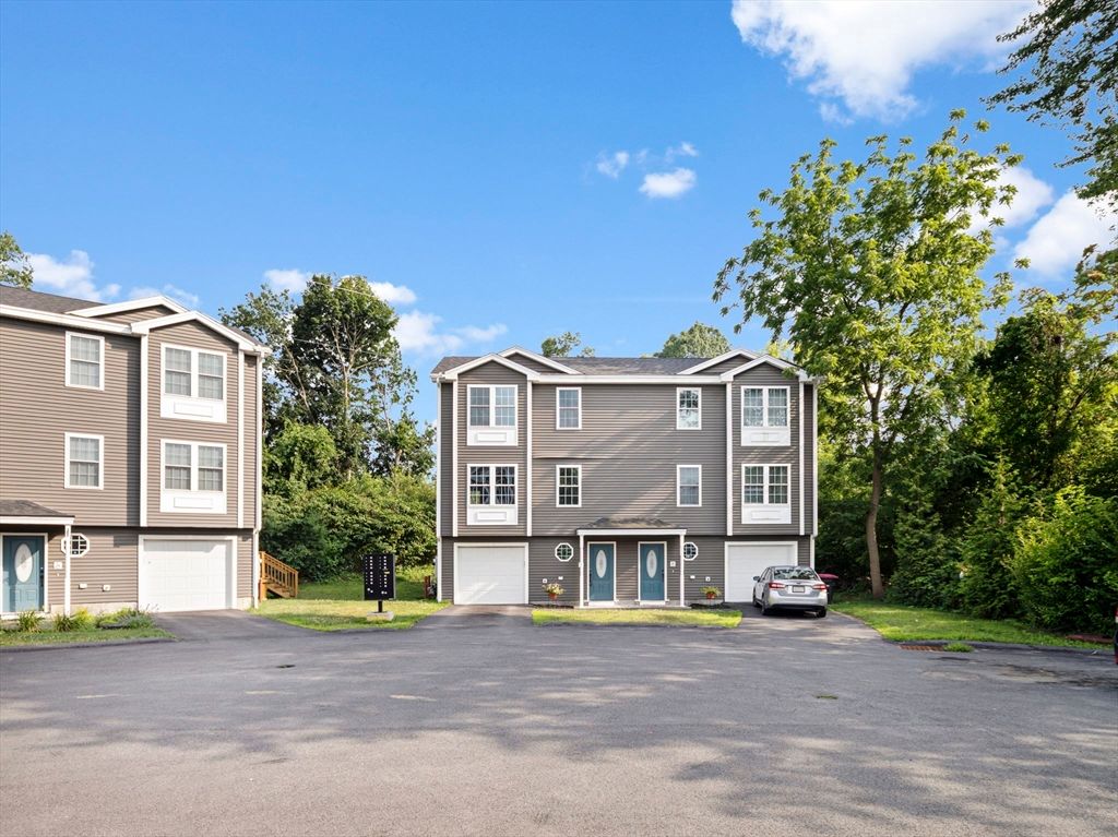 Attached, Exterior, Facade, Rowhouse