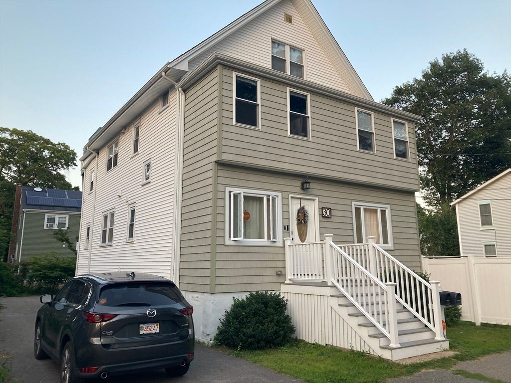 Exterior, Facade, Rowhouse