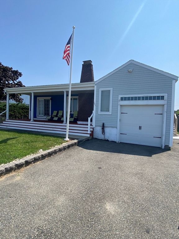 Attached, Exterior, Facade, Cape Cod