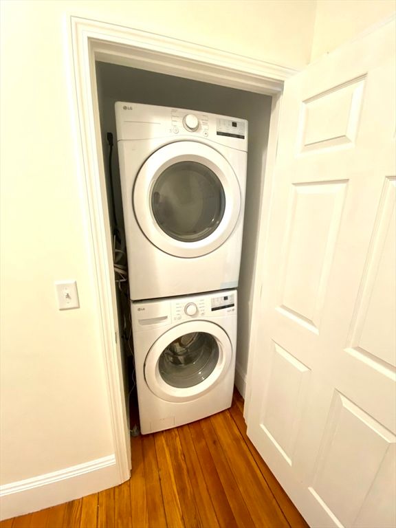 Interior, Utility Closets, Washer, Wood Texture Flooring
