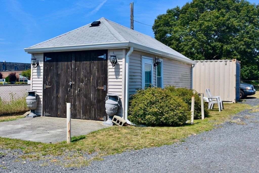 Detached Garage, Exterior