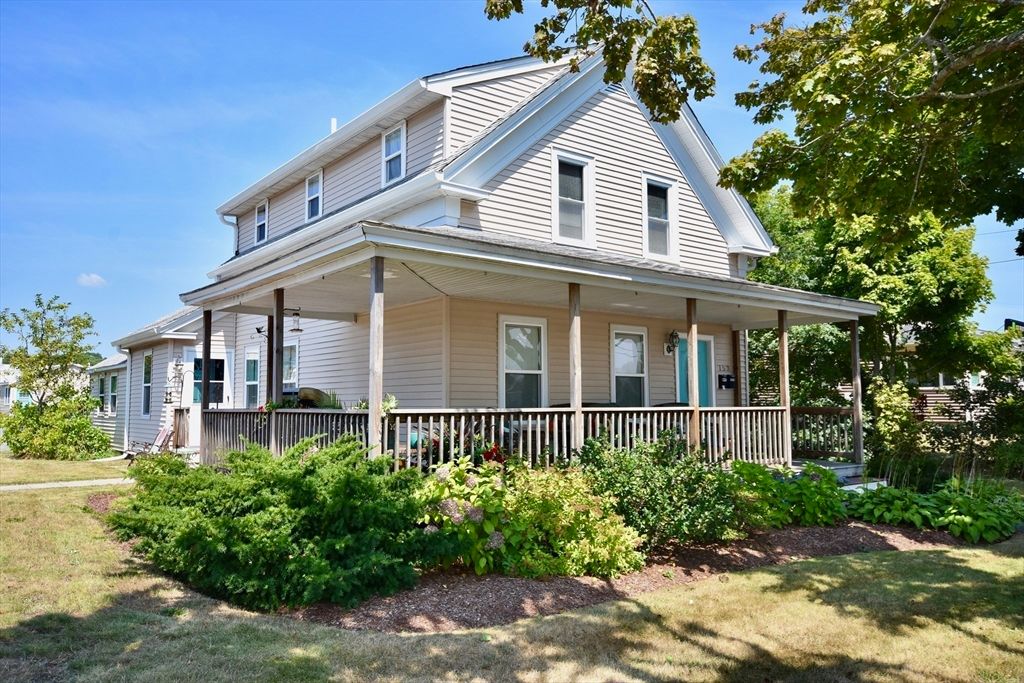 Exterior, Facade, Queen Anne Victorian