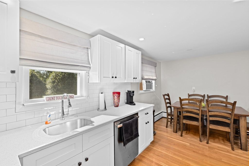 Dining room, Interior, Kitchen, Recessed Lighting, Wood Texture Flooring