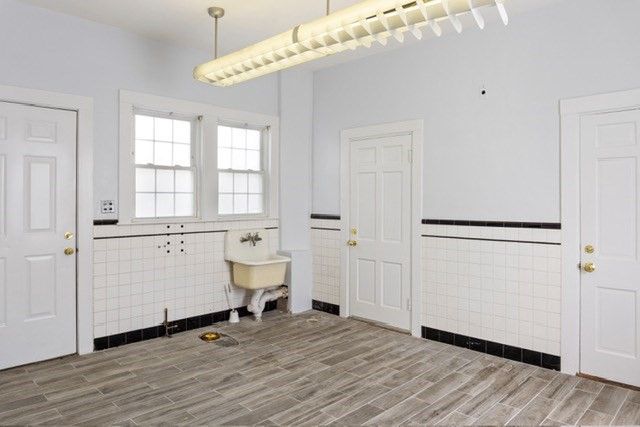 Bathroom, Interior, Pendant Lights, Wood Texture Flooring