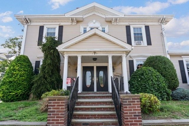 Exterior, Facade, Queen Anne Victorian