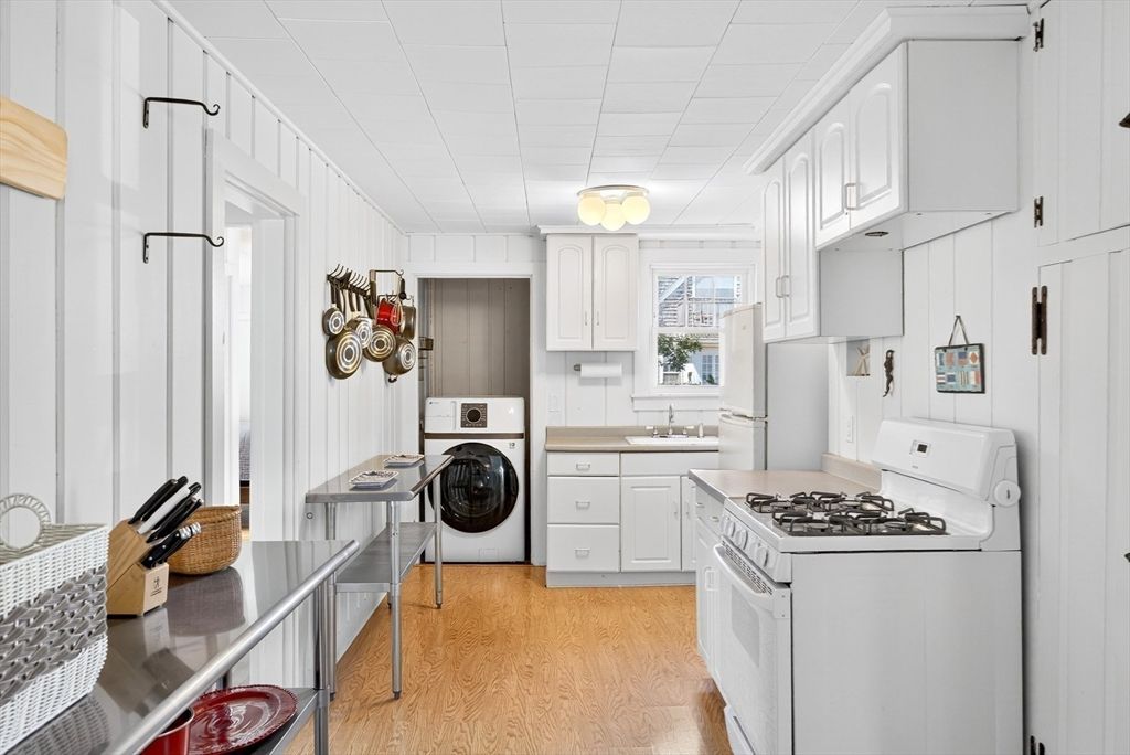Interior, Kitchen, Washer, Wood Texture Flooring