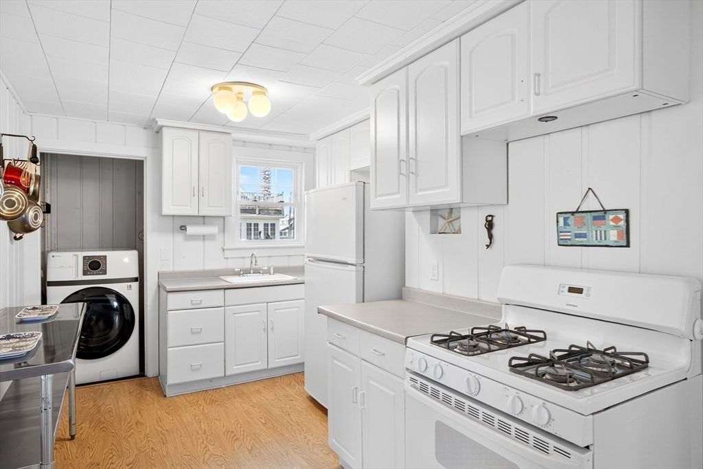 Interior, Kitchen, Washer, Wood Texture Flooring