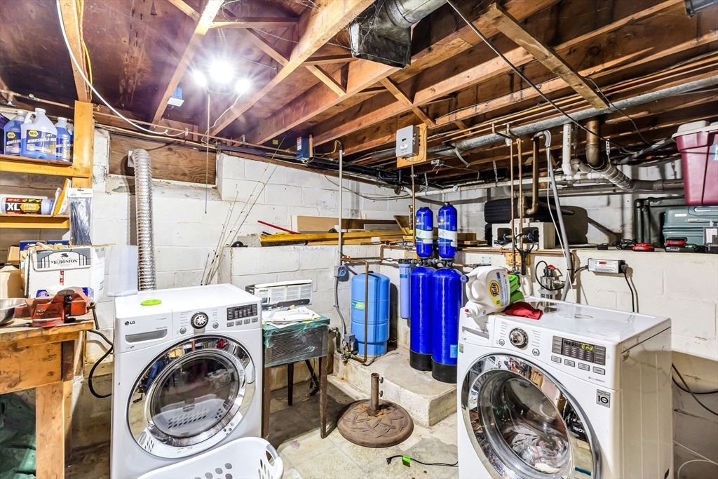 Interior, Washer, Wooden Beams