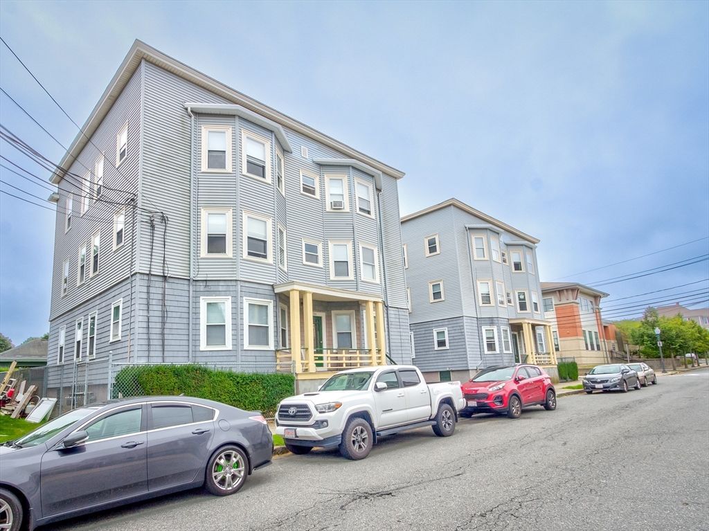 Exterior, Facade, Rowhouse