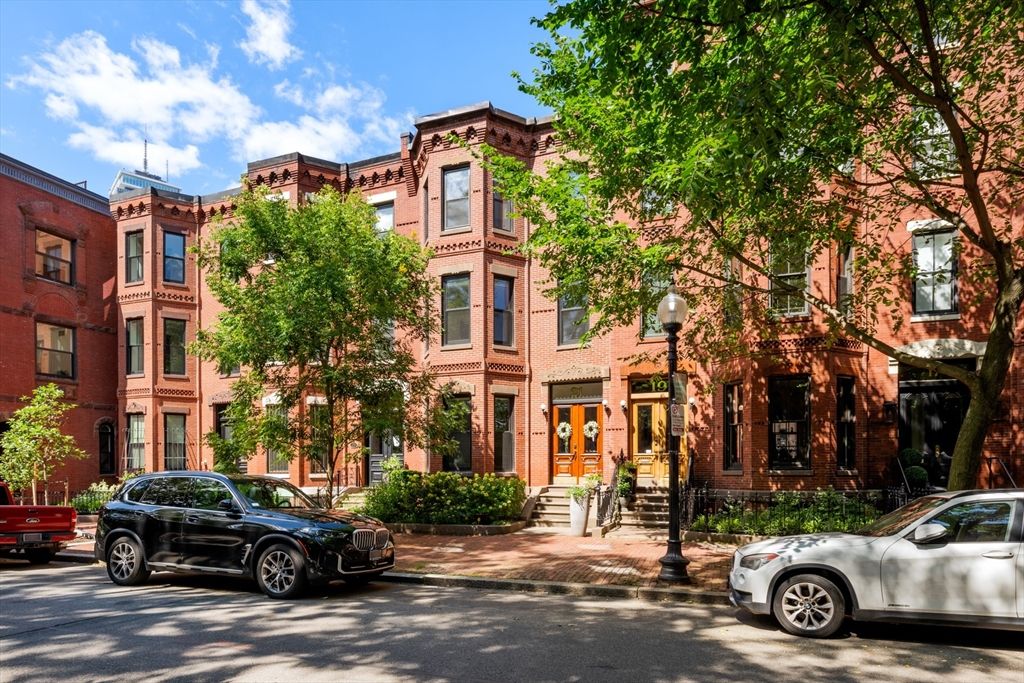 Exterior, Facade, Brick Facade, Rowhouse